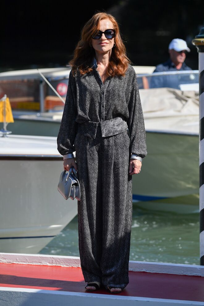 Isabelle Huppert na chegada do segundo dia do 78º Festival Internacional de Cinema de Veneza, em Itália.