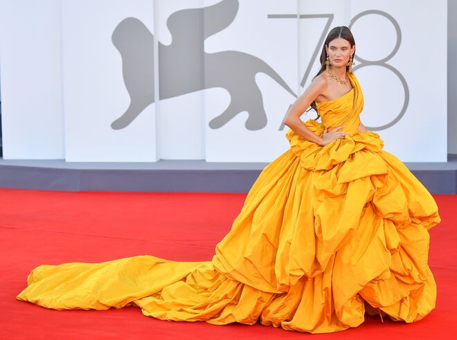 Bianca Balti na red carpet do filme 'Madres Paralelas' no 78º Festival Internacional de Cinema de Veneza, em Itália.
