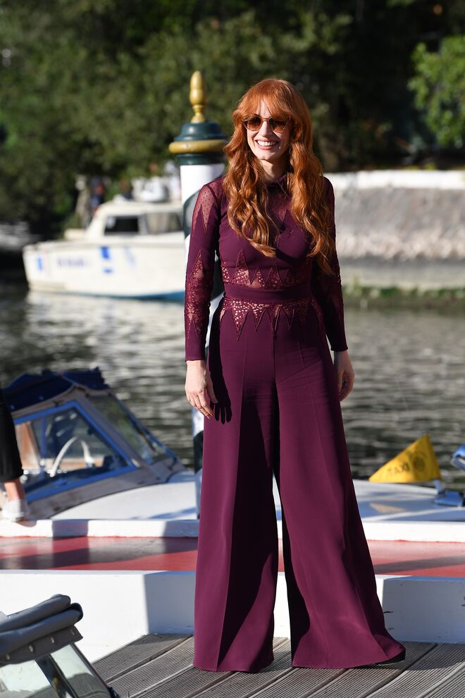 Jessica Chastain na chegada do quinto dia do 78º Festival Internacional de Cinema de Veneza, em Itália.