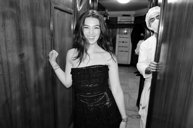 Anamaria Vartolomei veste Chanel no jantar da marca durante o 78º Festival Internacional de Cinema de Veneza, em Itália.