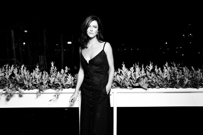 Anna Mouglalis veste Chanel no jantar da marca durante o 78º Festival Internacional de Cinema de Veneza, em Itália.