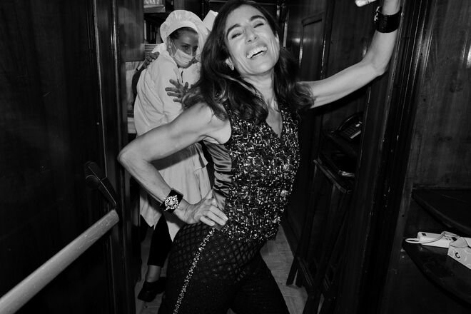 Blanca Li veste Chanel no jantar da marca durante o 78º Festival Internacional de Cinema de Veneza, em Itália.