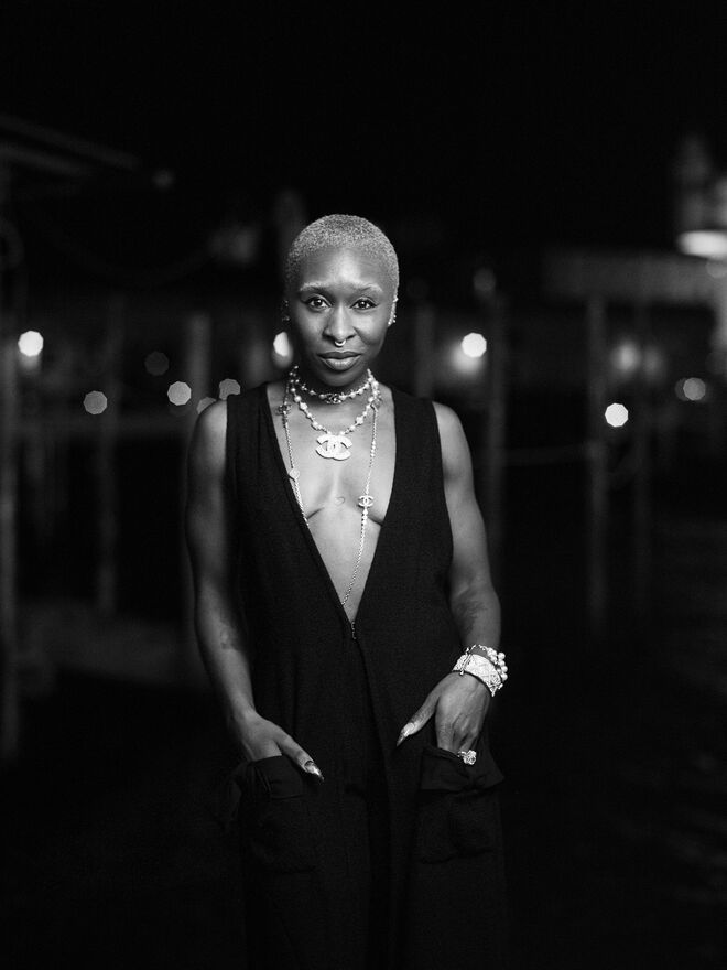 Chynthia Erivo veste Chanel no jantar da marca durante o 78º Festival Internacional de Cinema de Veneza, em Itália.