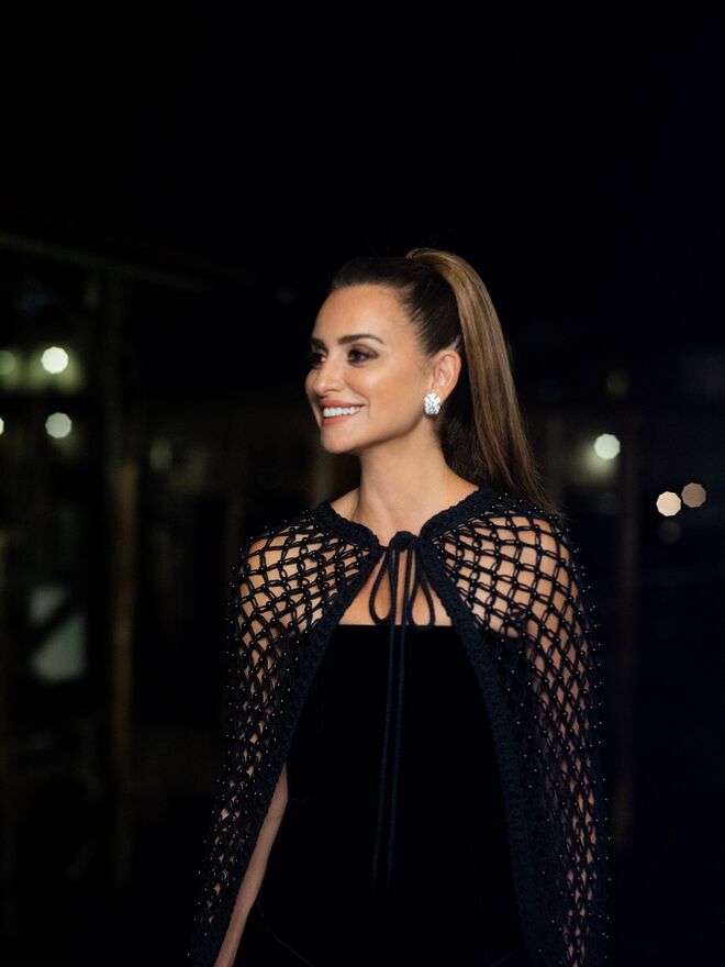 Penélope Cruz veste Chanel no jantar da marca durante o 78º Festival Internacional de Cinema de Veneza, em Itália.