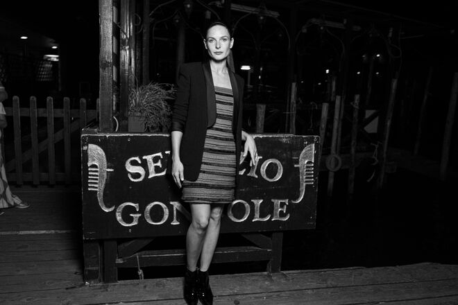 Rebecca Ferguson veste Chanel no jantar da marca durante o 78º Festival Internacional de Cinema de Veneza, em Itália.