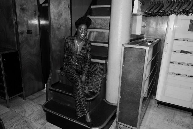 Sharon Duncan veste Chanel no jantar da marca durante o 78º Festival Internacional de Cinema de Veneza, em Itália.