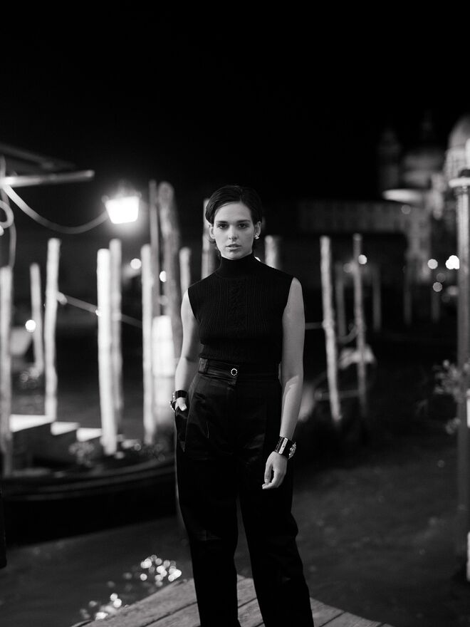 Sara Serraiocco veste Chanel no jantar da marca durante o 78º Festival Internacional de Cinema de Veneza, em Itália.