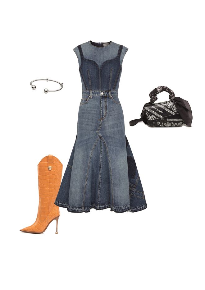 Vestido em denim, € 1.990, Alexander McQueen. Carteira em pele, € 495, Palm Angels em Farfetch.com. Pulseira open bangle em prata, €69, Pandora. Botas em pele gravada, €498, Luis Onofre. 