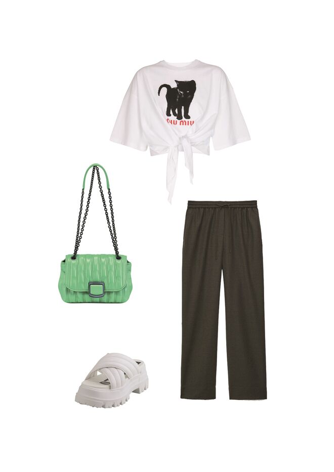 T-shirt em algodão, €390, Miu Miu em Mytheresa.com. Calças em flanela, €69,95, Massimo Dutti. Carteira Brioche em pele, €590, Longchamp. Sandálias em pele e pvc, €69,90, Buffalo. 