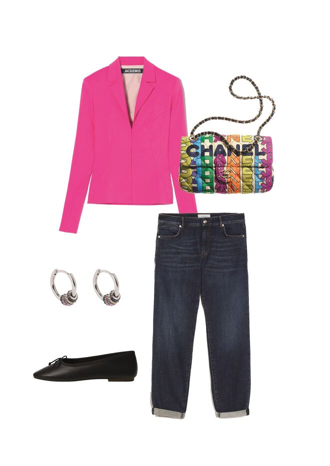 Casaco em lã fria, €525, Jacquemus. Calças em ganga, €179, Sportmax. Carteira em tela e metal, € 3400, Chanel. Brincos em metal, €9,99, Parfois. Sabrinas em pele, €29,99, Mango. 