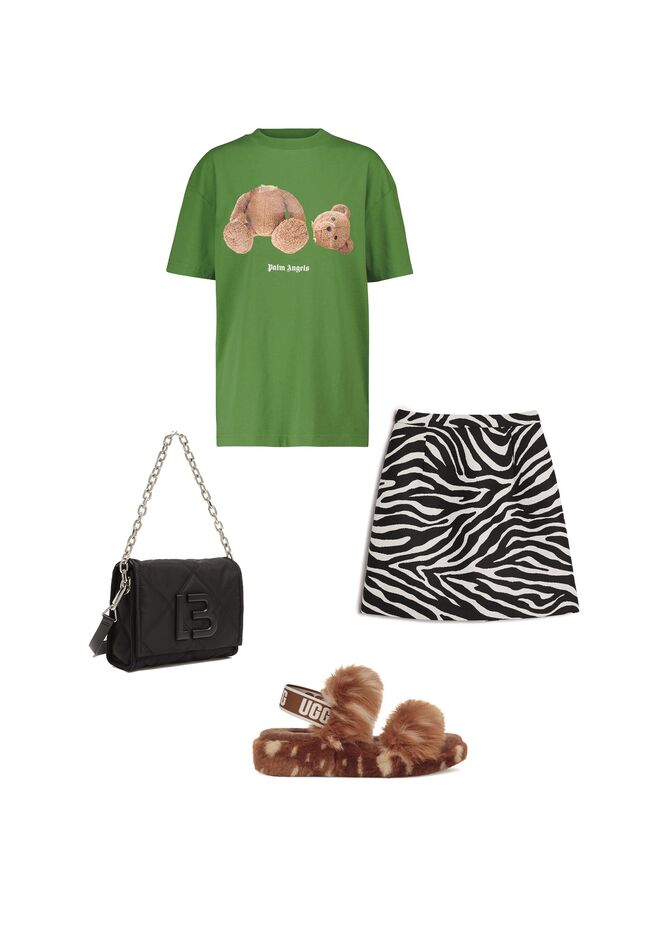 T-shirt em algodão, €250, Palm Angels em Mytheresa.com. Saia em lã, €970, Michael Kors. Carteira em tela e metal, €165, Bimba Y Lola. Sandálias em pelo, €110, UGG. 