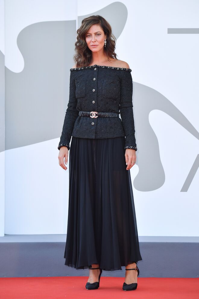 Anna Mouglalis veste Chanel na red carpet do filme 'L'Evenement' no 78º Festival Internacional de Cinema de Veneza, em Itália. 