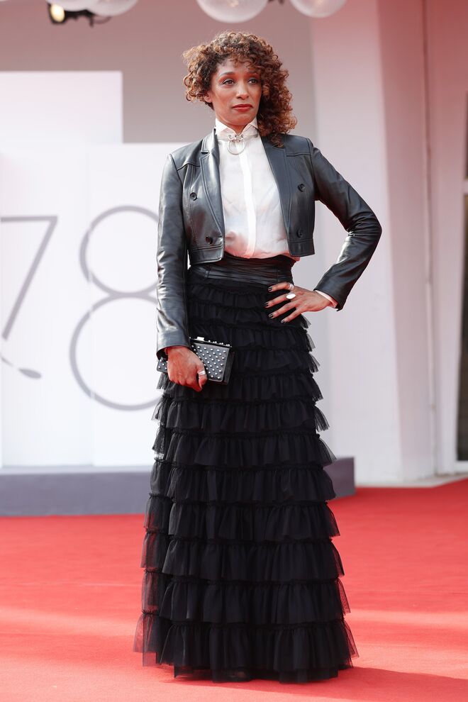 Jennifer Tchiakpe na red carpet do filme 'Vidblysk' no 78º Festival Internacional de Cinema de Veneza, em Itália.