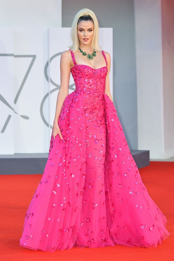 Sara Croce na red carpet do 'Filming Italy Award' no 78º Festival Internacional de Cinema de Veneza, em Itália.