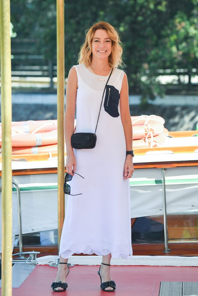 Stefania Rocca na chegada do décimo dia do 78º Festival Internacional de Cinema de Veneza, em Itália.