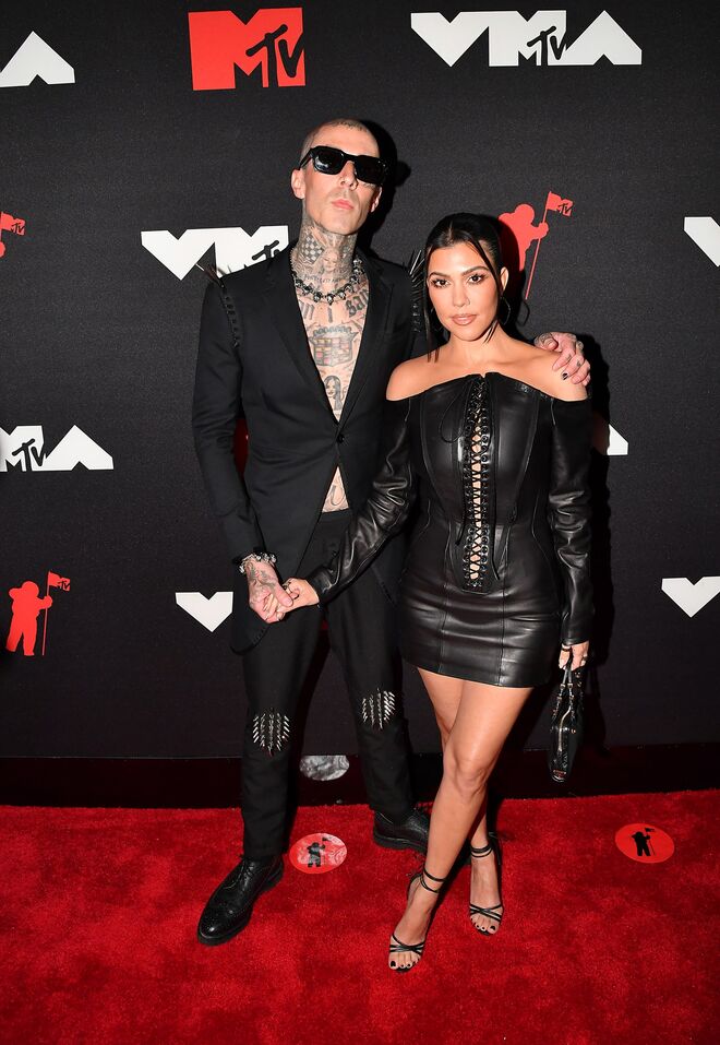 Travis Barker e Kourtney Kardashian. Kardashian em Olivier Theysken