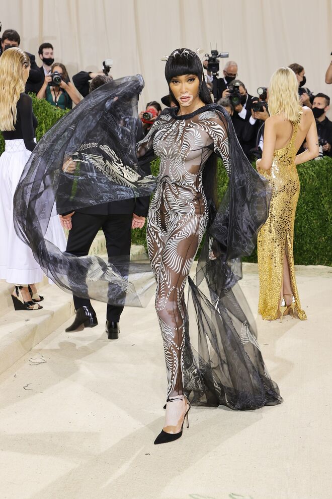 Winnie Harlow em Iris Van Herpen.