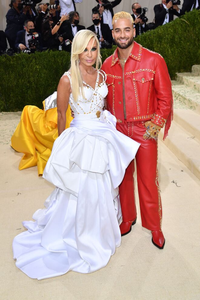 Donatella Versace e Maluma em Versace. 