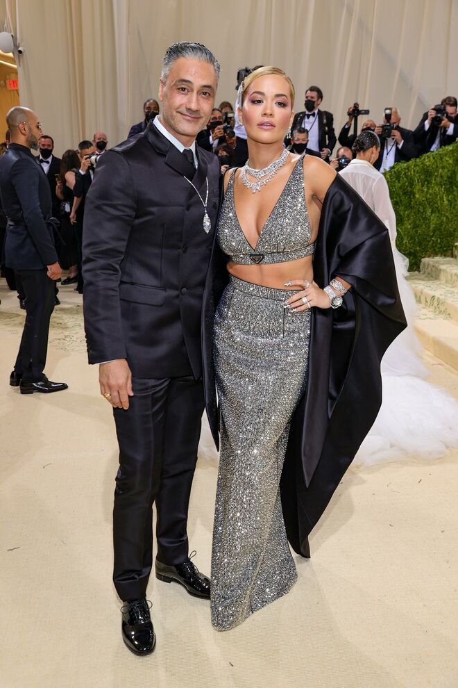 Taika Waititi e Rita Ora em Prada e joias De Beers. 