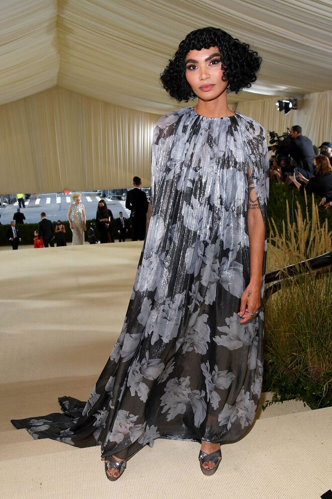 Sophia Roe em Halston.