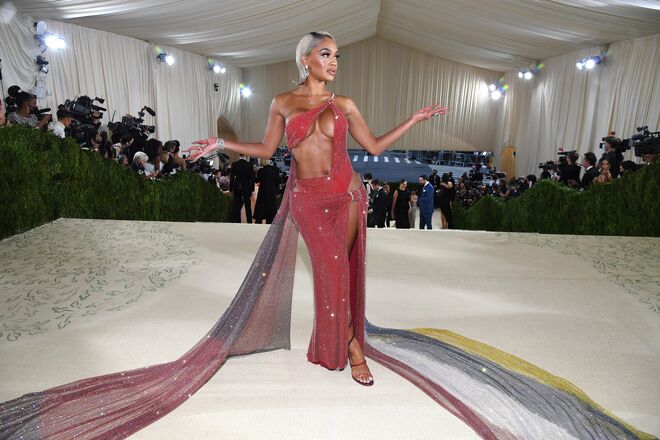 Saweetie em Christian Cowan.