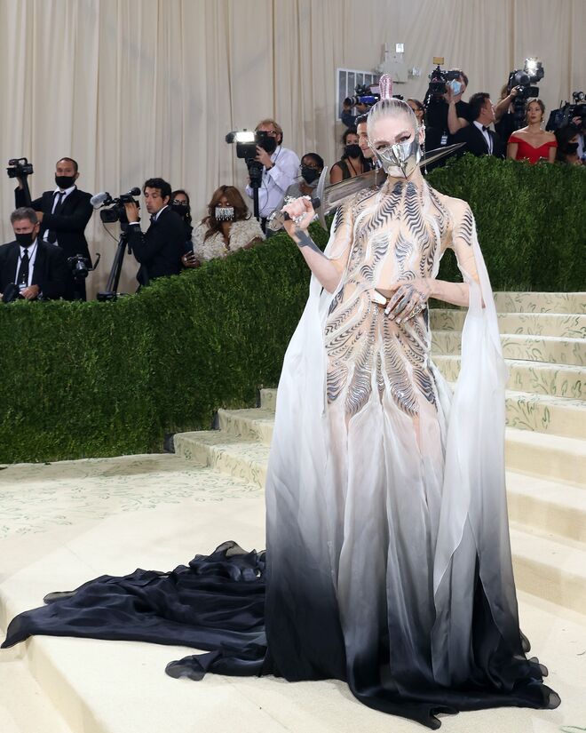 Grimes em Iris Van Herpen.