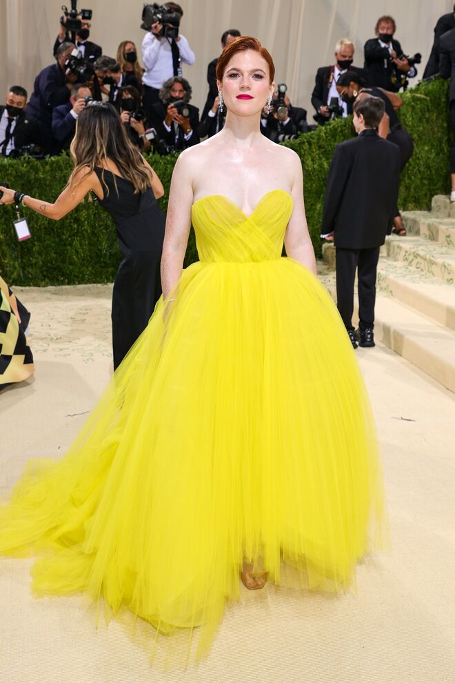 Rose Leslie em Oscar de la Renta.