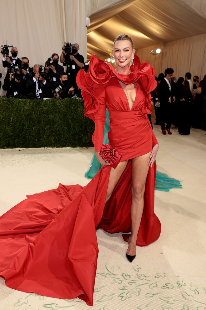 Karlie Kloss em Carolina Herrera.