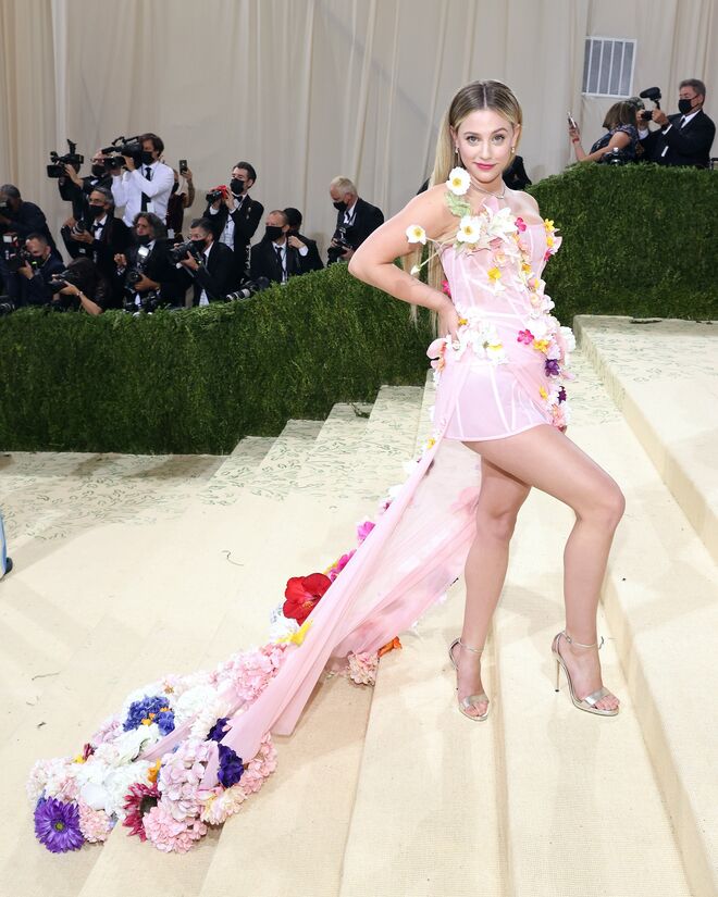 Lili Reinhart em Christian Siriano.