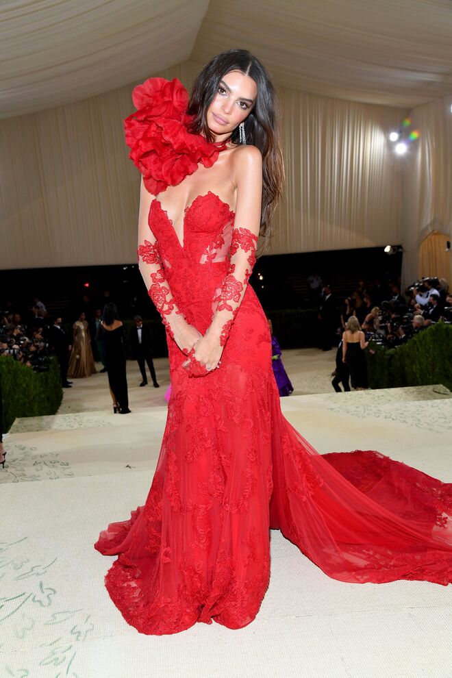Emily Ratajkowski em Vera Wang Haute.