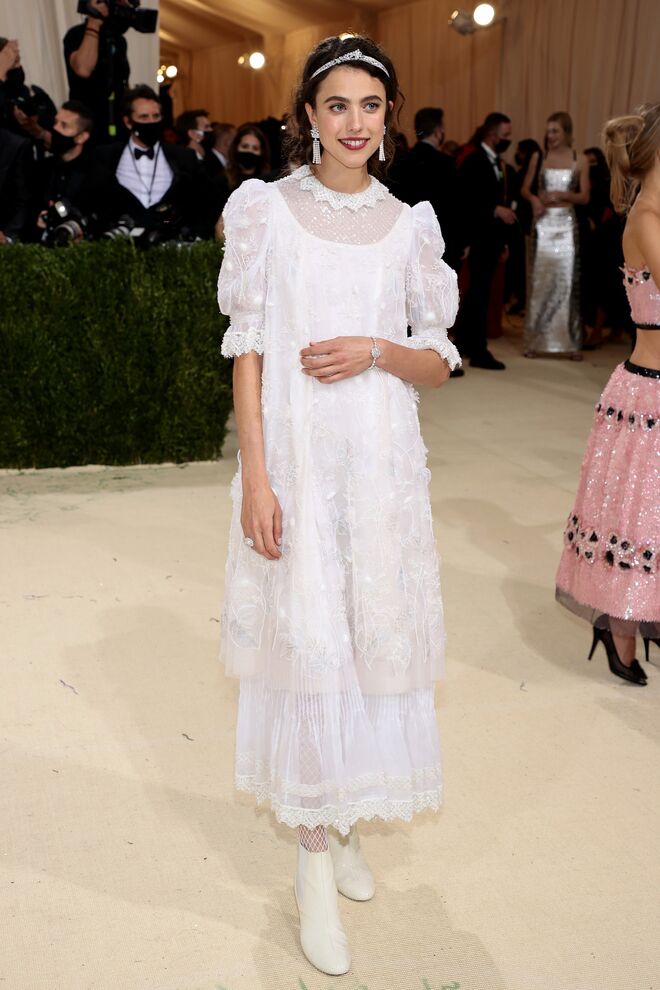 Margaret Qualley em Chanel. 