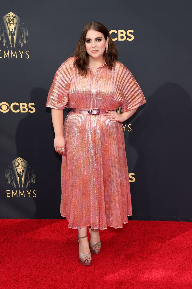 Beanie Feldstein em Brandon Maxwell.