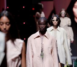 Prada desafia os ideais de sedução em Milão e Shanghai 