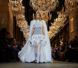 A Louis Vuitton deu um baile no Louvre. Perdão, um desfile