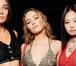 De Lily Rose-Depp a Caroline de Maigret. Celebridades reagem ao desfile da Chanel