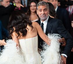 Amal Clooney e o (hilariante) incidente que parou a passadeira vermelha