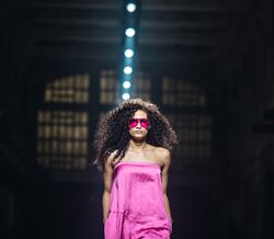 Tie-dye, brilhantes e denim. A sinfonia colorida da dupla Marques'Almeida