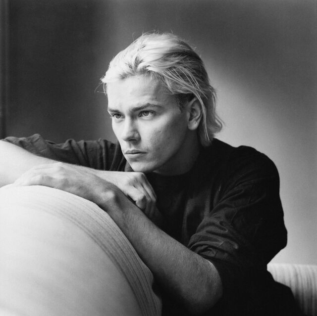 Pouco tempo antes do acidente que lhe causou a morte, o ator River Phoenix estava ligado a um projeto sobre a vida de Warhol dirigido por Gus Van Sant. Fotografia de 1991.