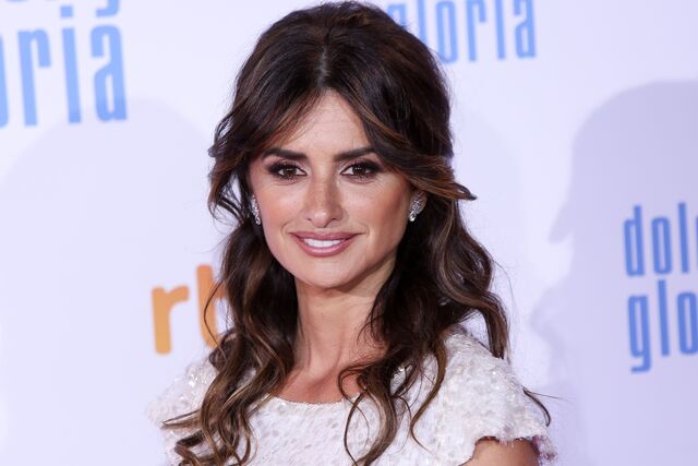 Penelope Cruz tem um rosto mais triangular.
