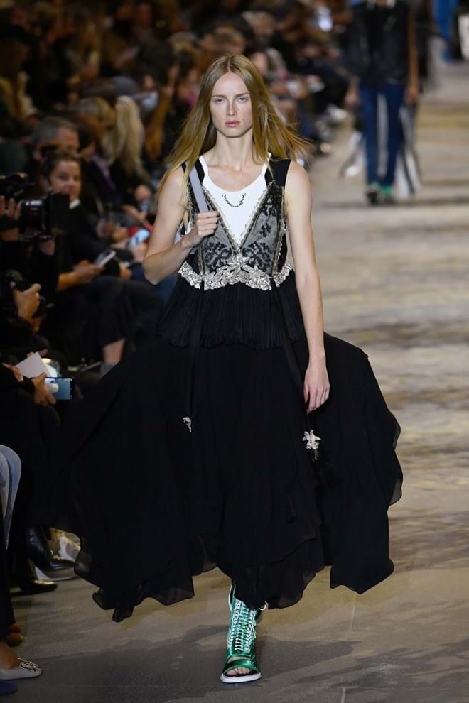 A Louis Vuitton deu um baile no Louvre. Perdão, um desfile - Moda - Máxima