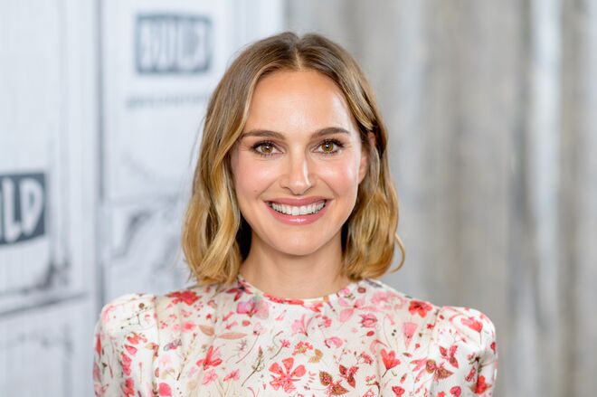 Natalie Portman a usar um corte bob.