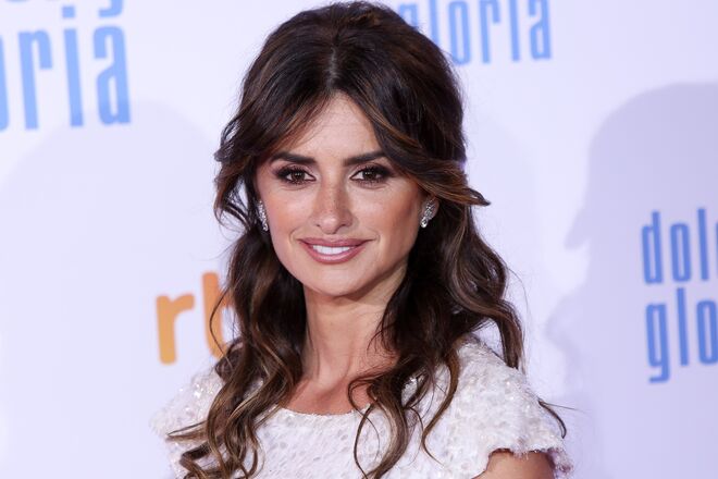 Penelope Cruz tem um rosto mais triangular.