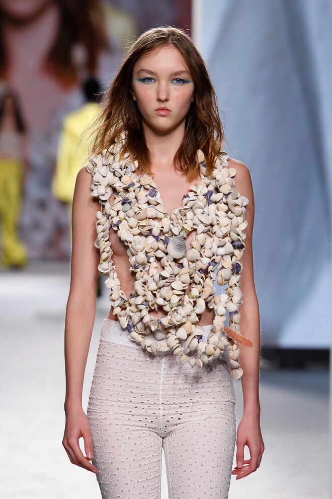 Coleção 'Filomena', de Nuno Miguel Ramos, no Portugal Fashion 2021. O bordado das calças é em formato de coração.