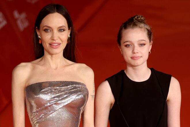 Angelina Jolie com as filhas.