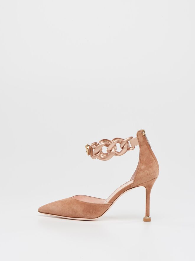 Sapatos em camurça com corrente em metal, €349, Luis Onofre. 
