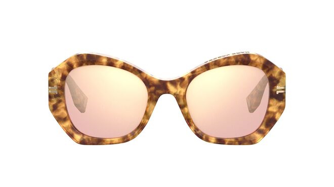 Óculos em acetato, €240, Marc Jacobs.