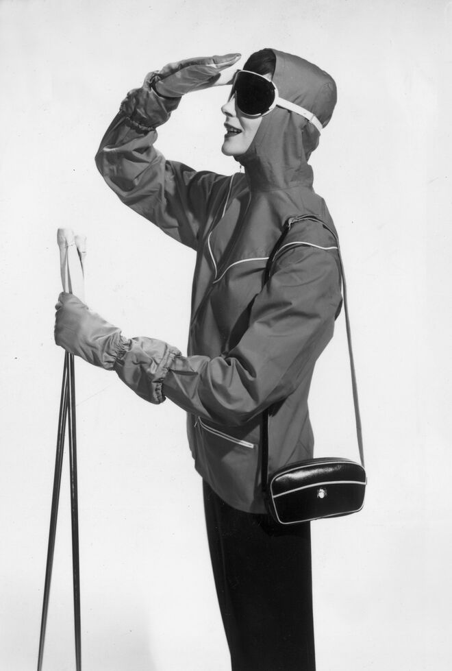 Uma modelo com um fato de ski, 1957. 