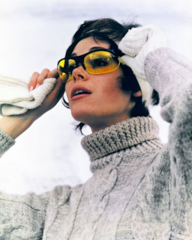 Modelo na década de 70 com roupa e acessórios para desportos de Inverno. 