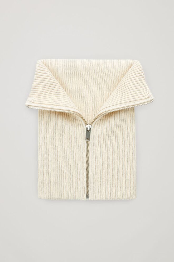 Gola em lã e algodão, € 49, Cos. 