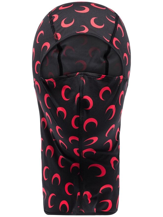 Balaclava em malha, € 175, Marine Serre em Farfetch.com.